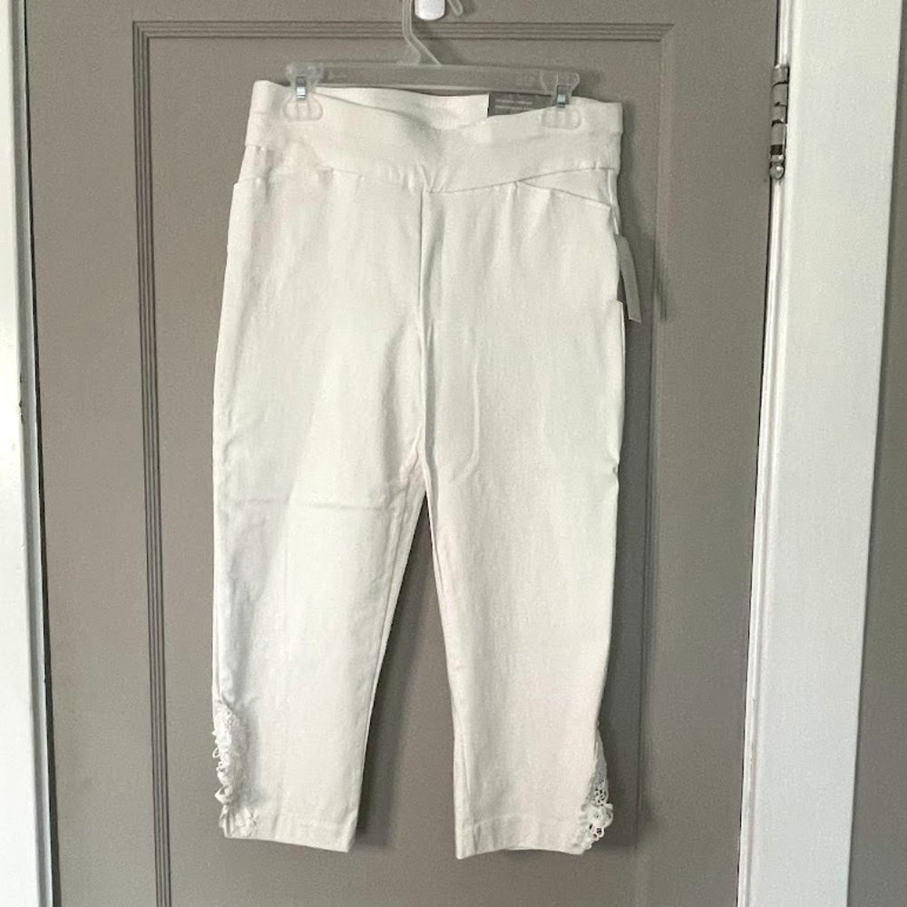 NWT Christopher & Banks Signature Slimming Capri SZ 8